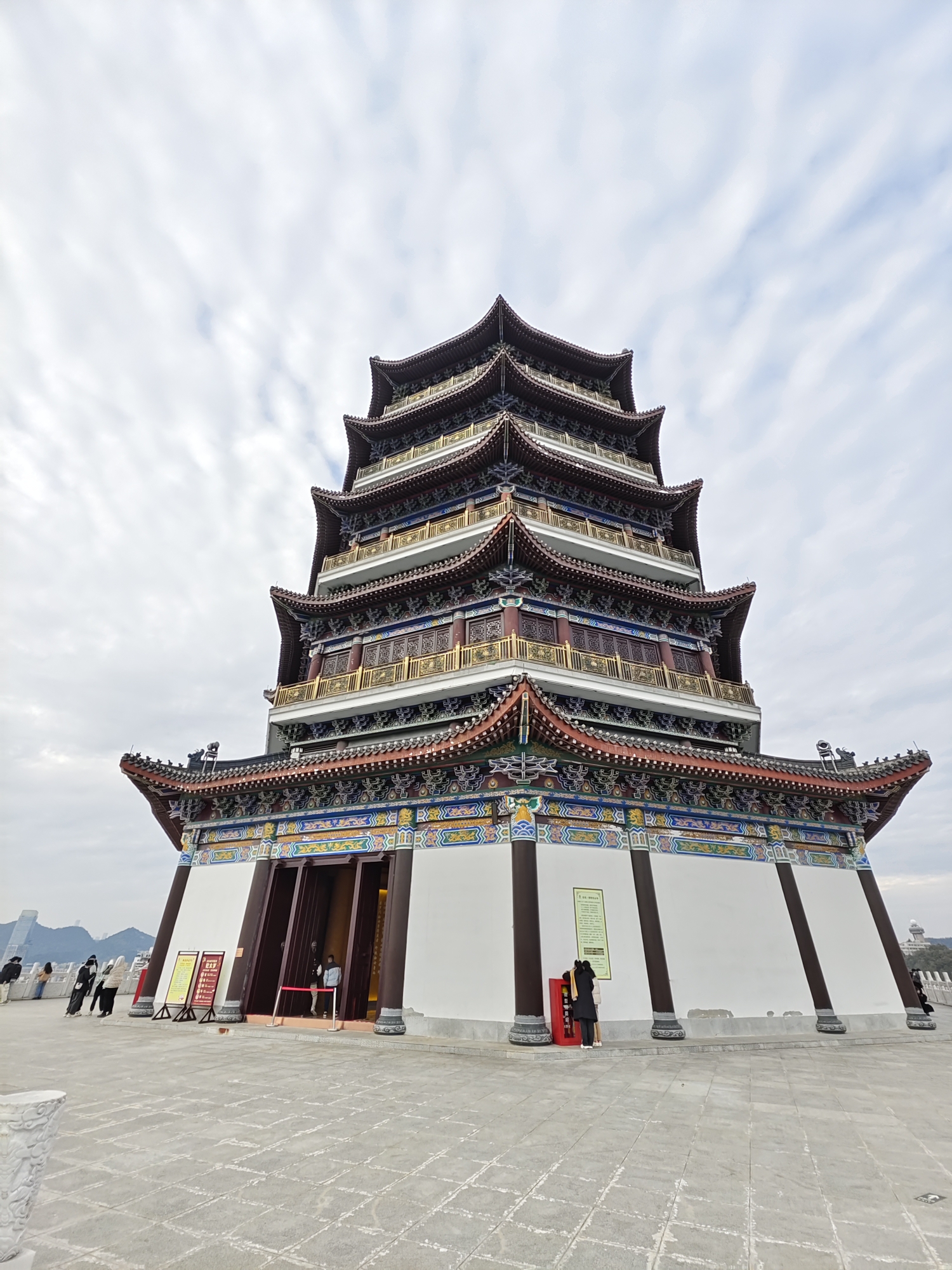 在贵阳东山寺站在历史的遗址俯瞰现代的风景当然还有不可错过的贵阳