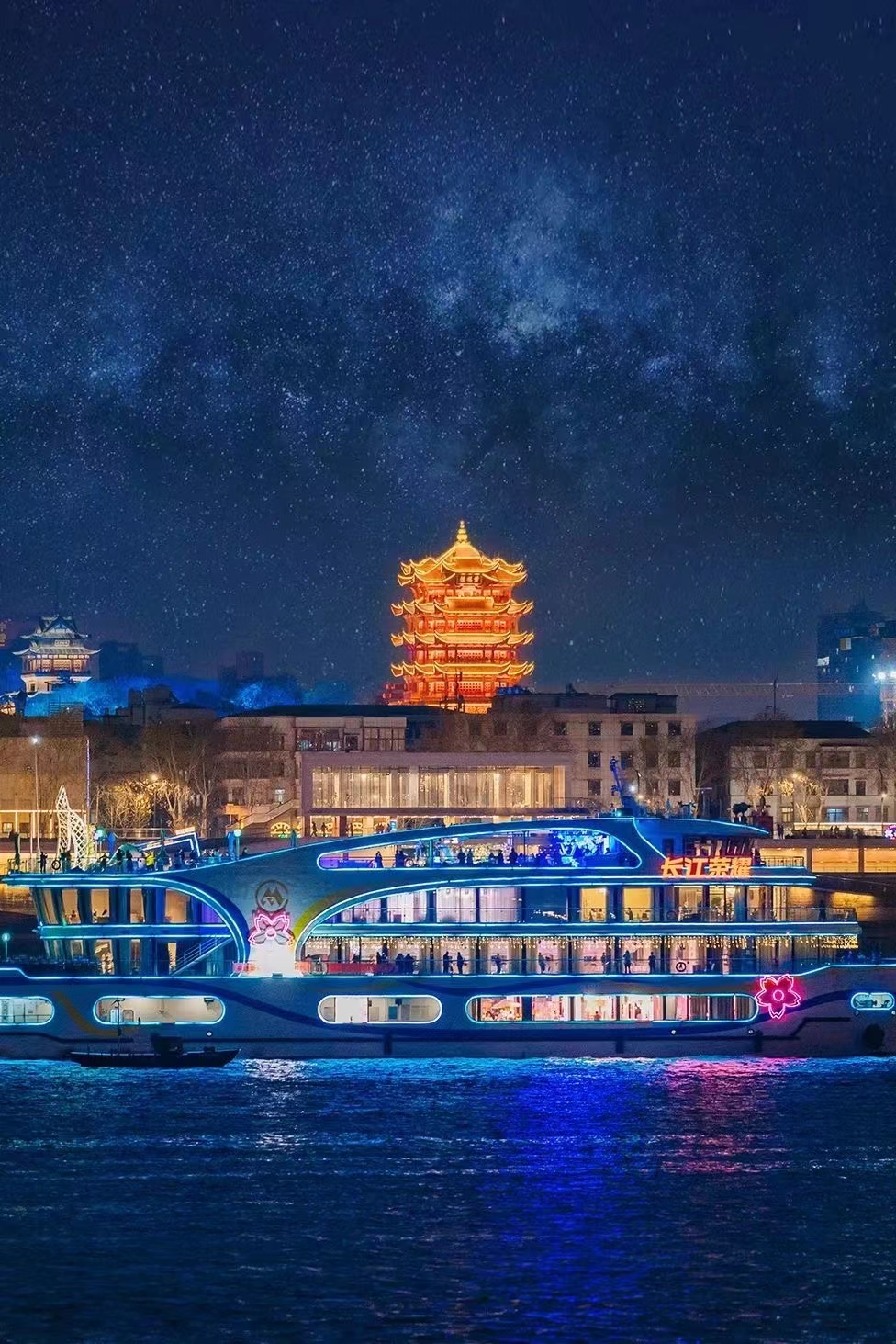 武汉长江夜景游船图片