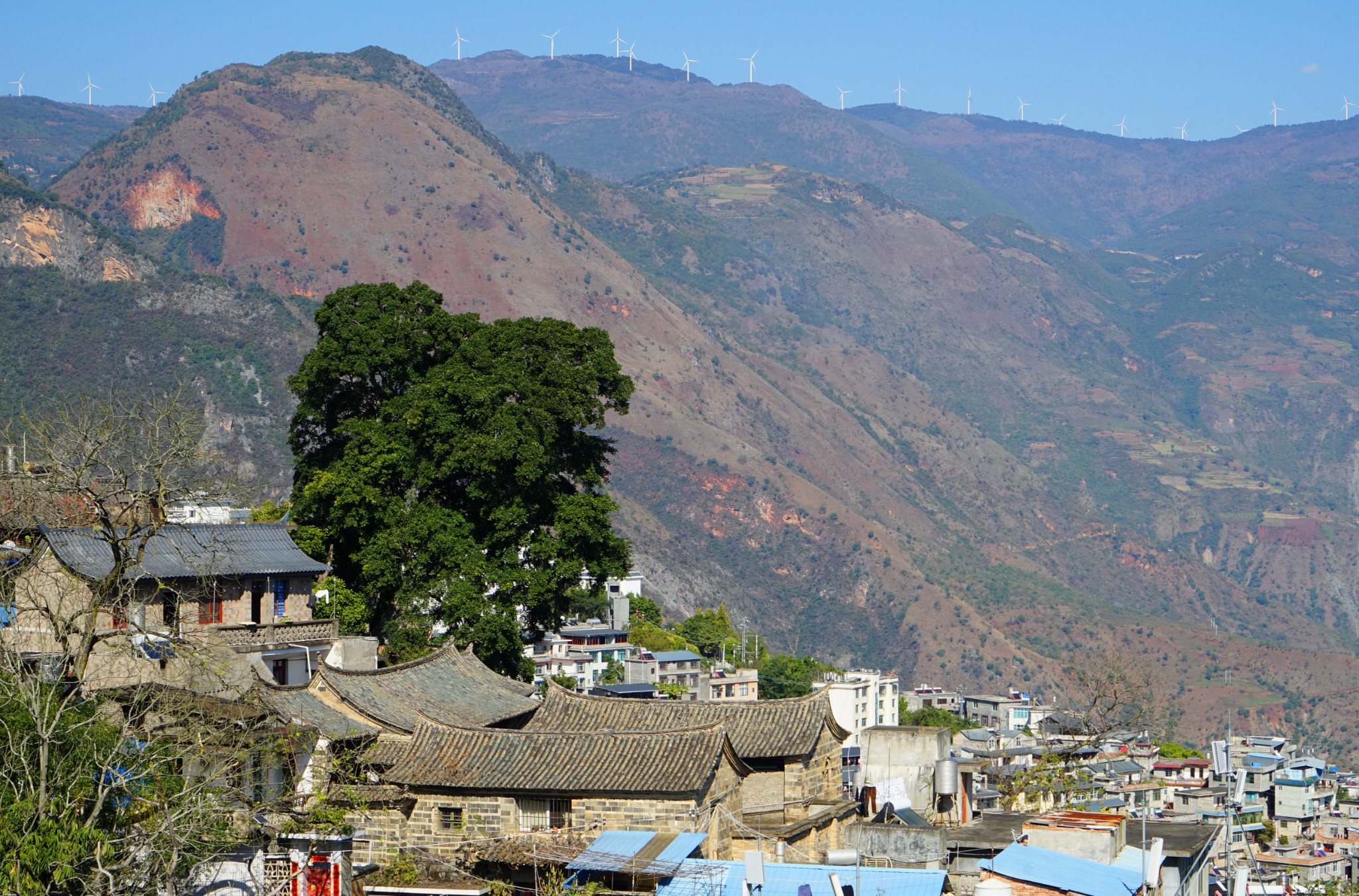 红河县:气势磅礴的撒玛坝梯田;独具一格的迤萨古城;大山顶上的县府.