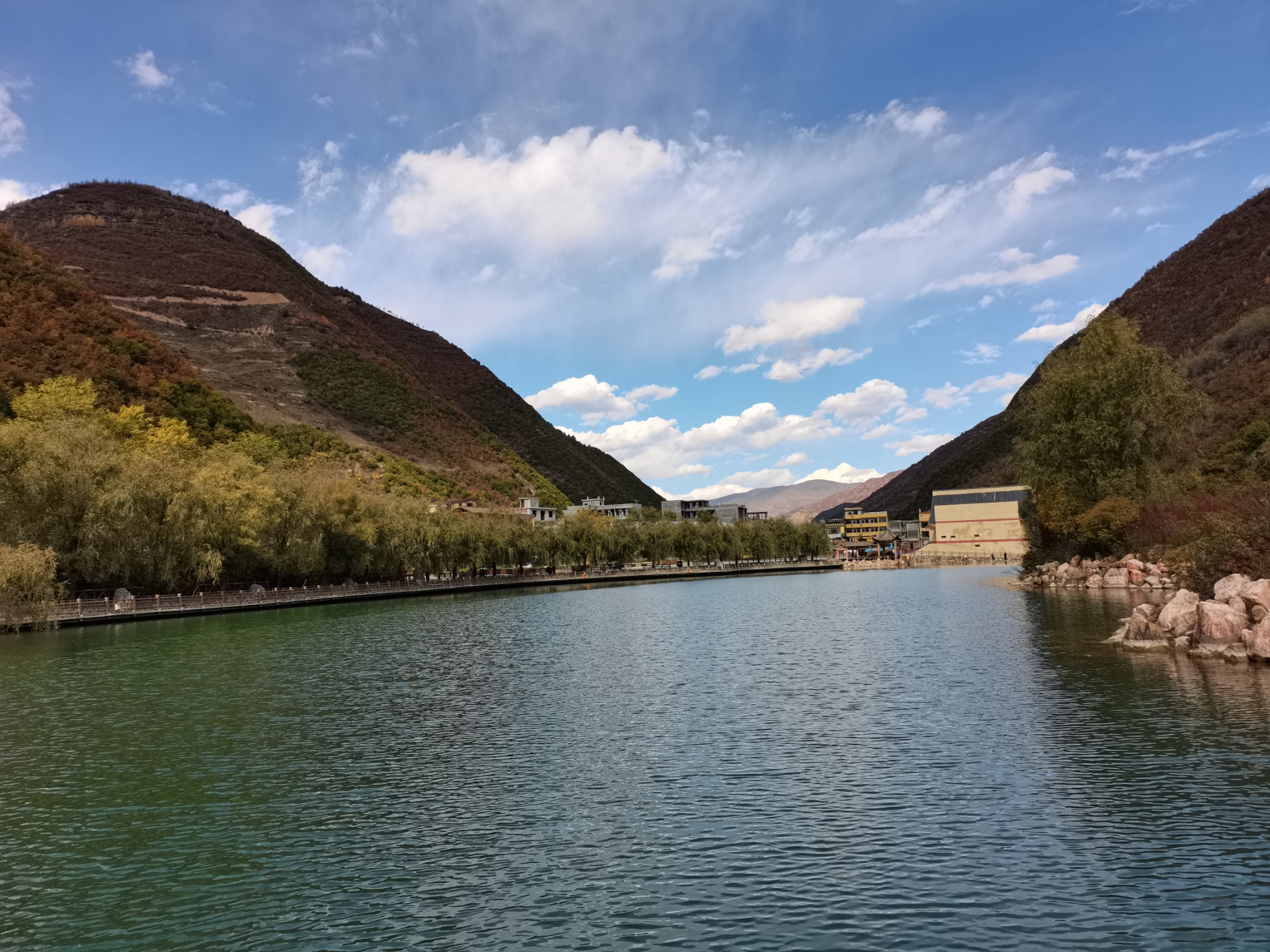 人说官鹅好风景飞瀑清潭映雪山