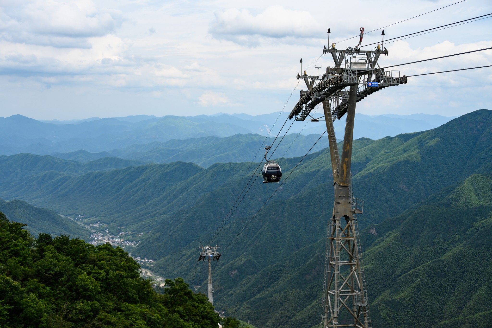 听名字你可不要以为六春湖景区是一座湖,相反的它是一座山,一座海拔