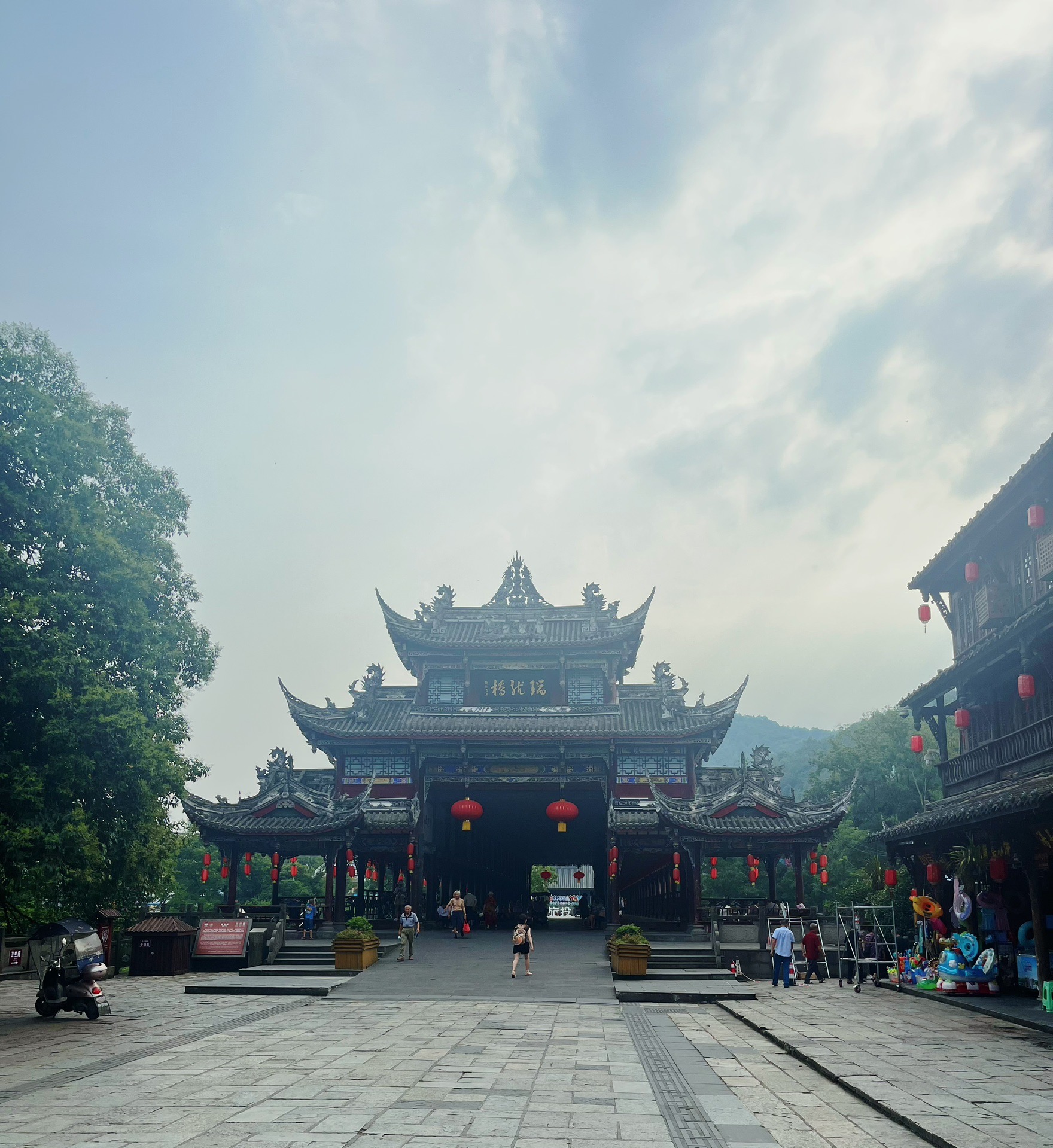 到青城山的高铁至青城山站,下车后了打车约20多分钟即可到达街子古镇