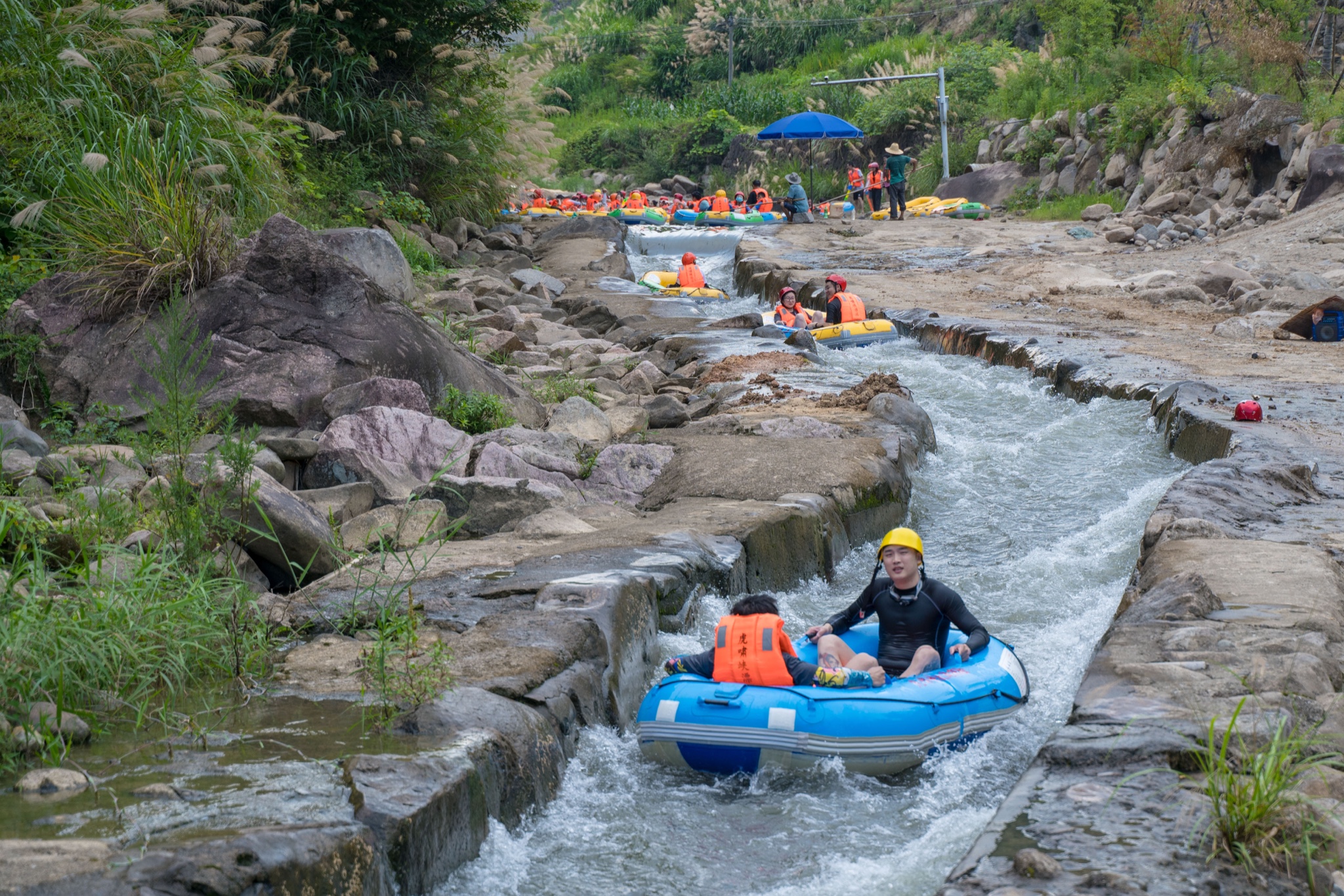 盛夏漂流季,来杭州桐庐虎啸峡体验酷爽刺激的激流探险_虎啸峡漂流游记