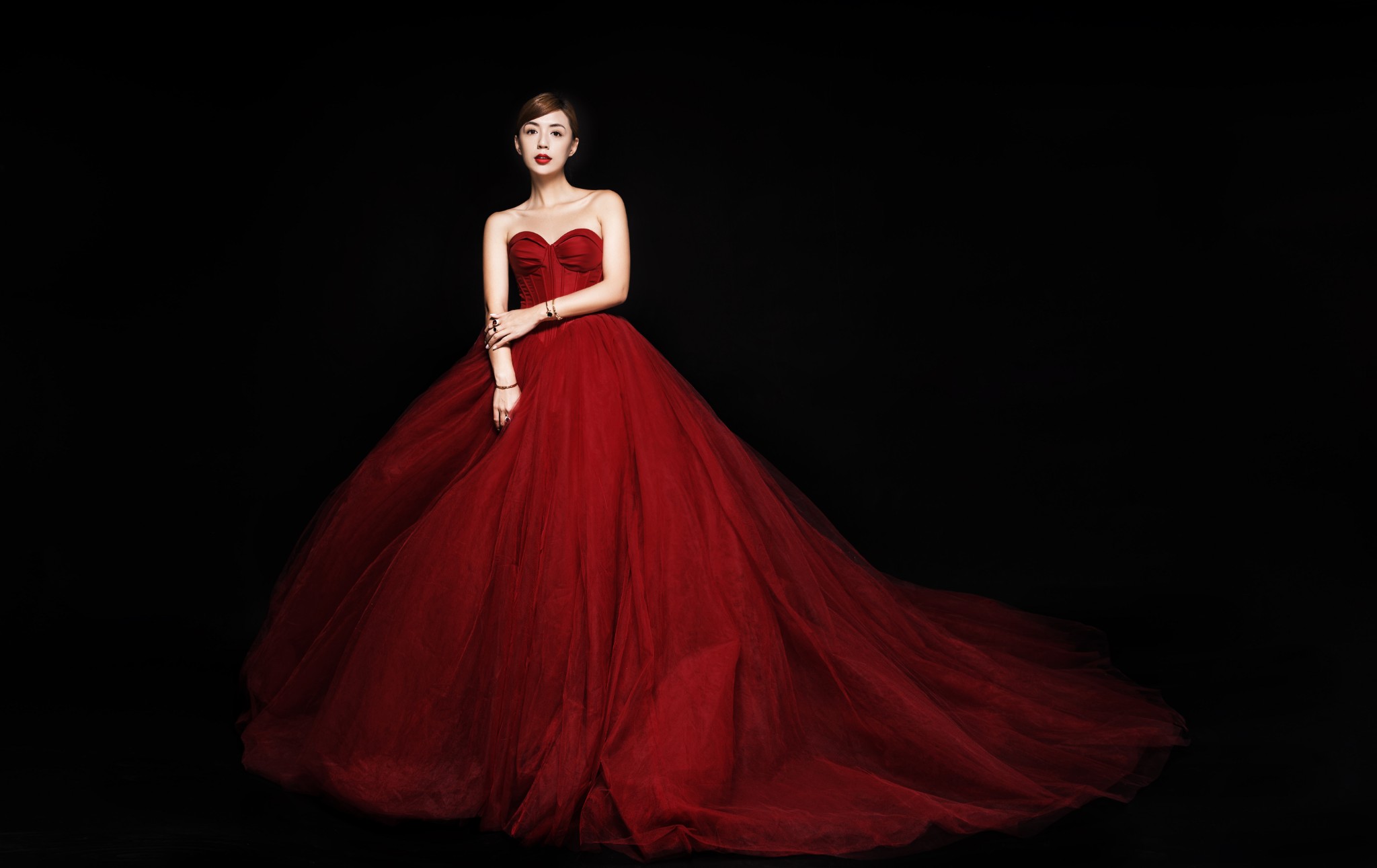 火爆朋友圈的红纱婚纱照73光影下的一抹红色_游记
