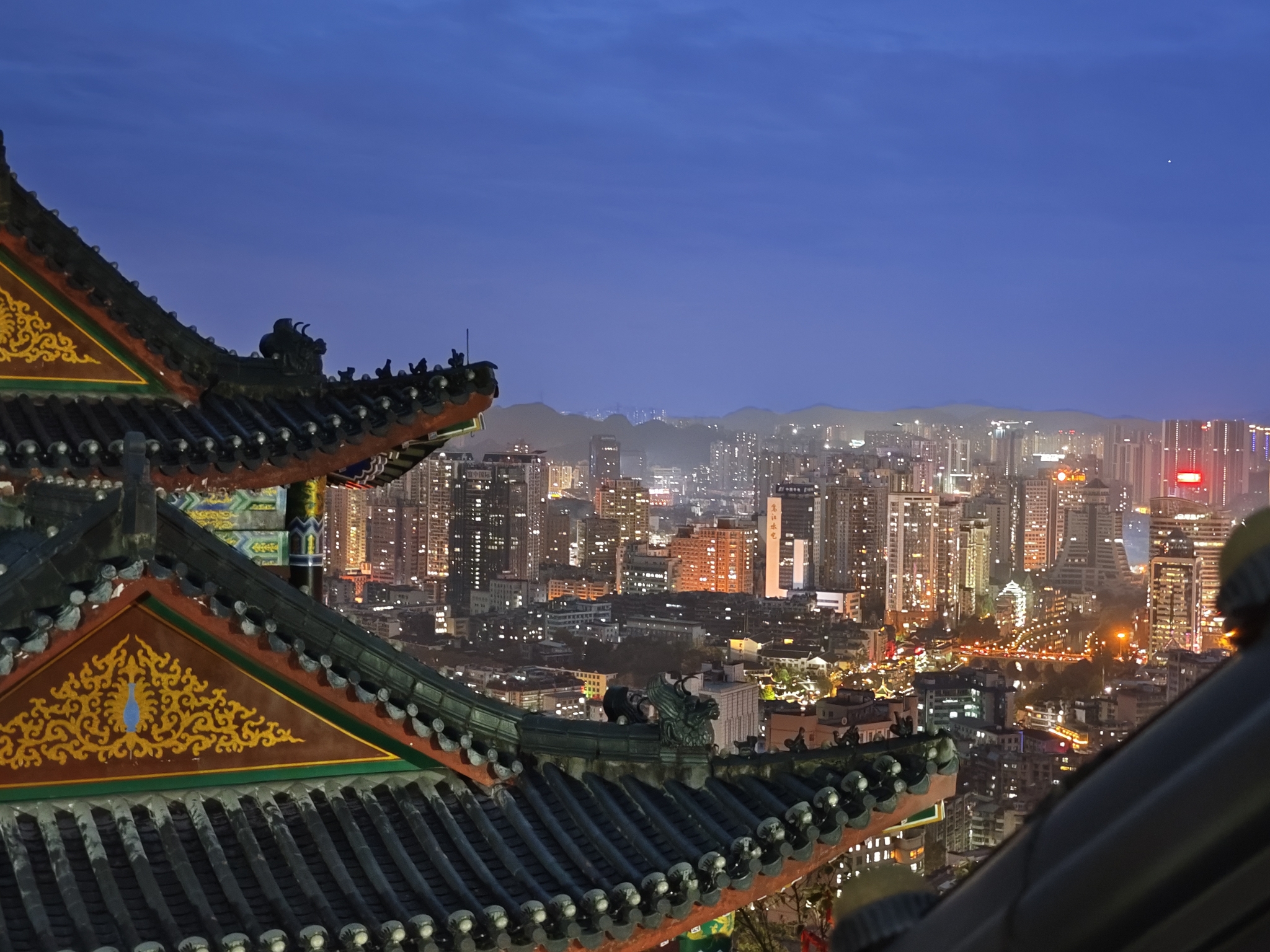 在贵阳东山寺站在历史的遗址俯瞰现代的风景当然还有不可错过的贵阳