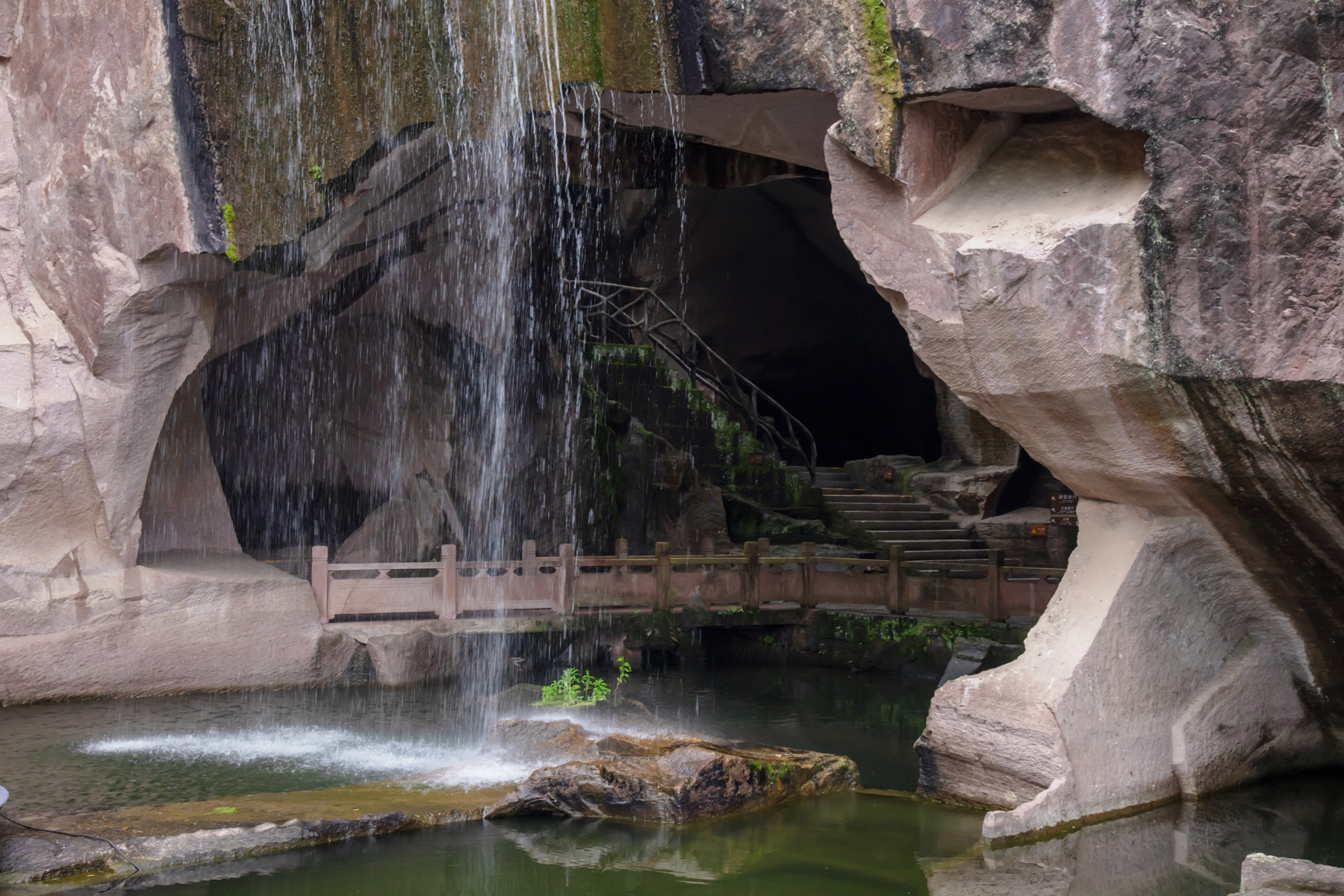 三门县蛇蟠岛野人洞风光