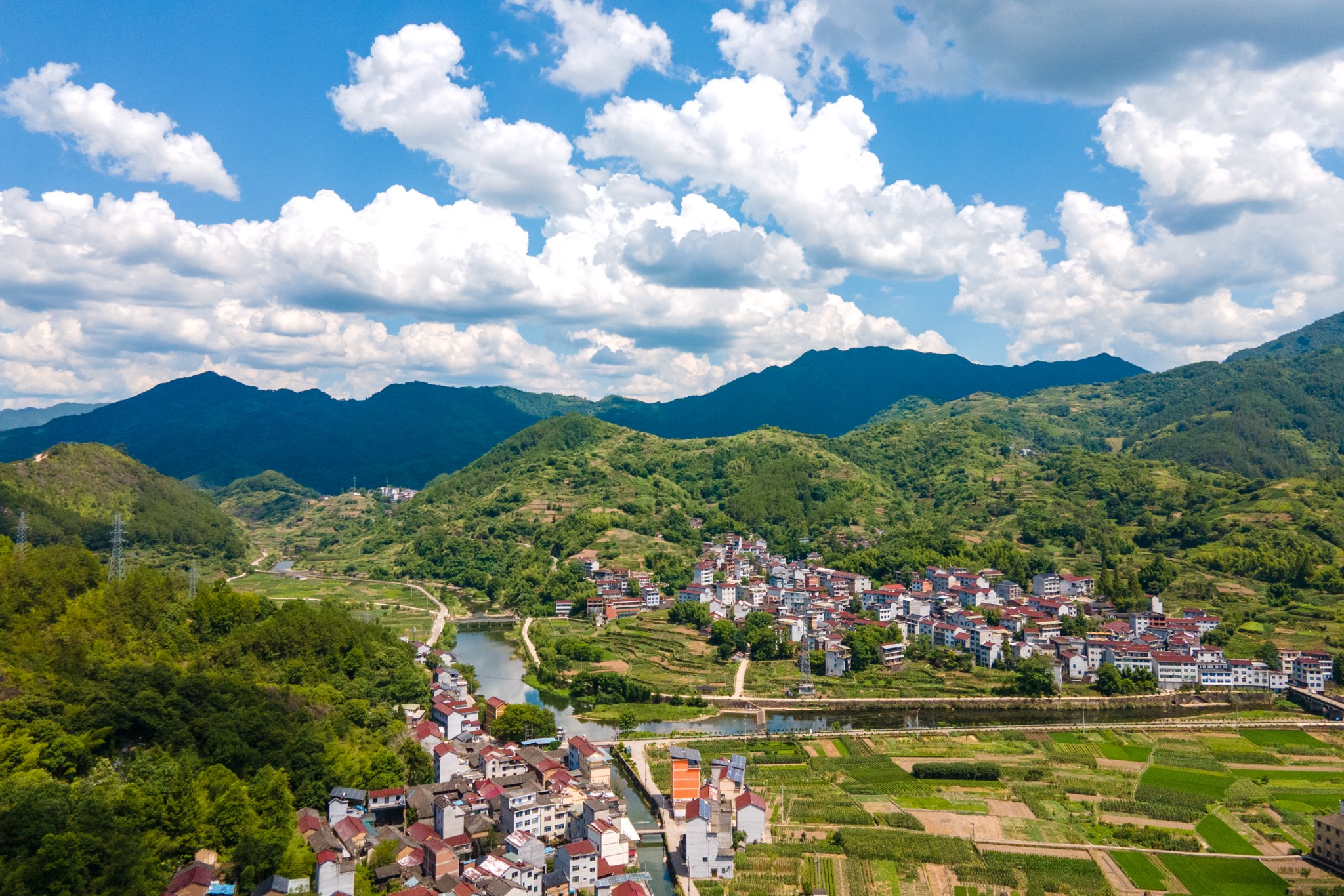 缙云县大源镇,这里为连绵的群山所环绕,把尘世的喧嚣隔绝,景色美若