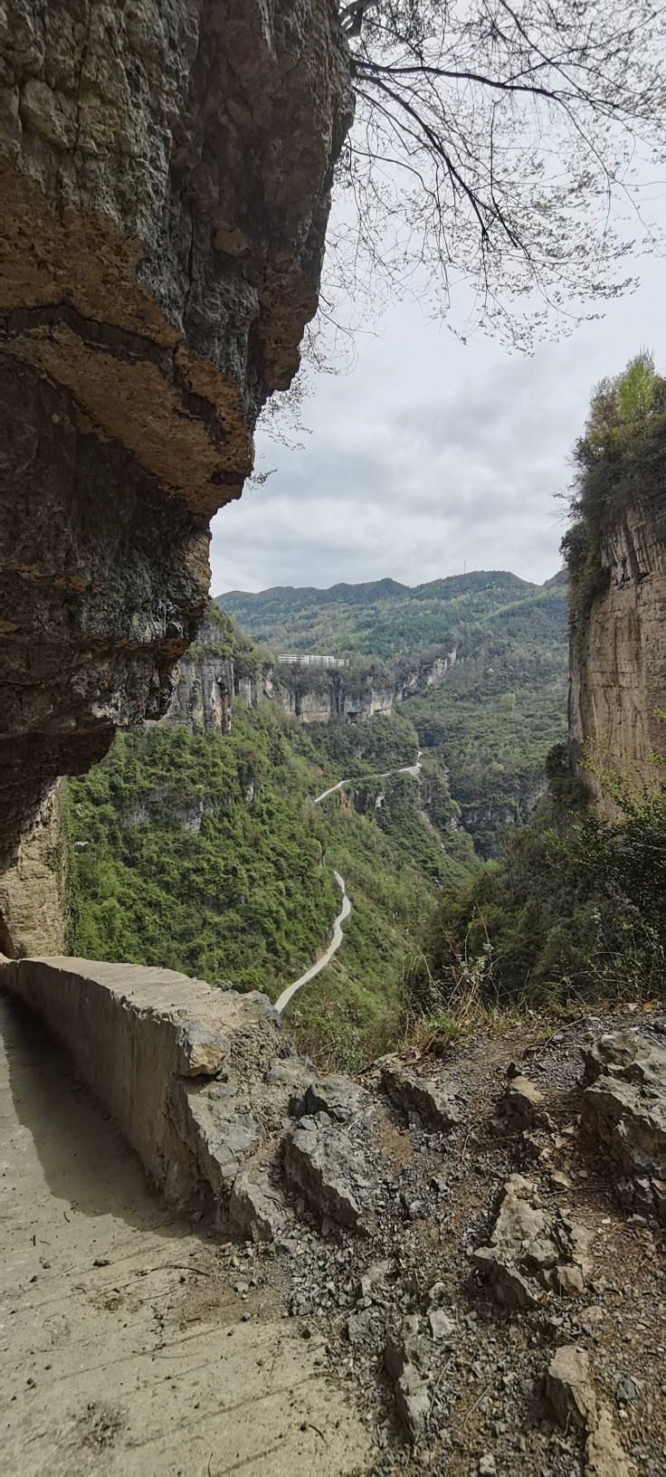 宁强西方沟挂壁公路,草川子风景区