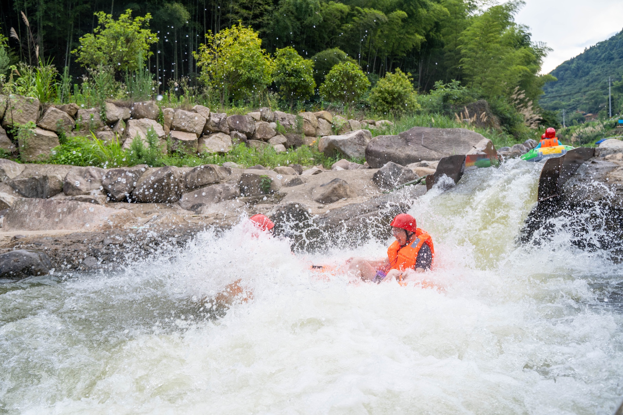 盛夏漂流季,来杭州桐庐虎啸峡体验酷爽刺激的激流探险_虎啸峡漂流游记