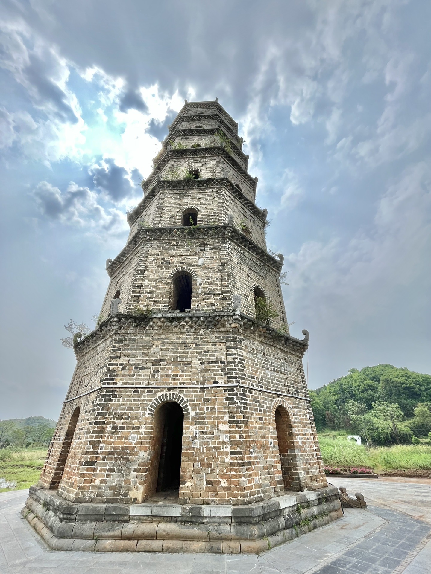 板梁古村位于湖南省郴州市永兴县高亭乡境内,板梁村历史久远,初建于