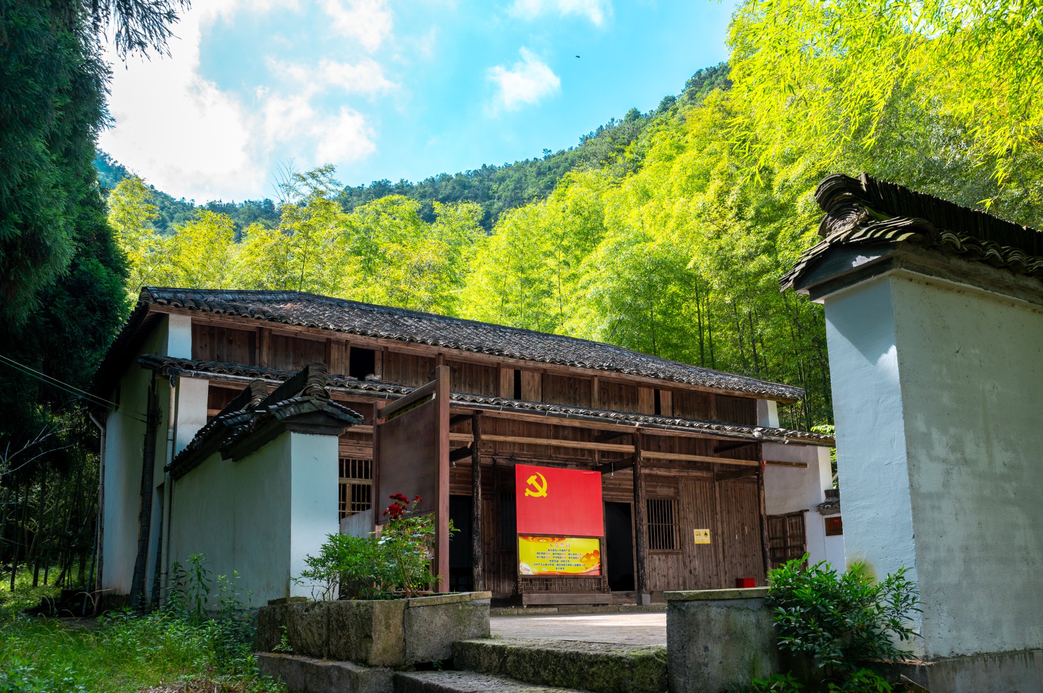 在缙云县大源镇的深山竹林间,有一间白墙黛瓦的房子,这里是缙云县乃至