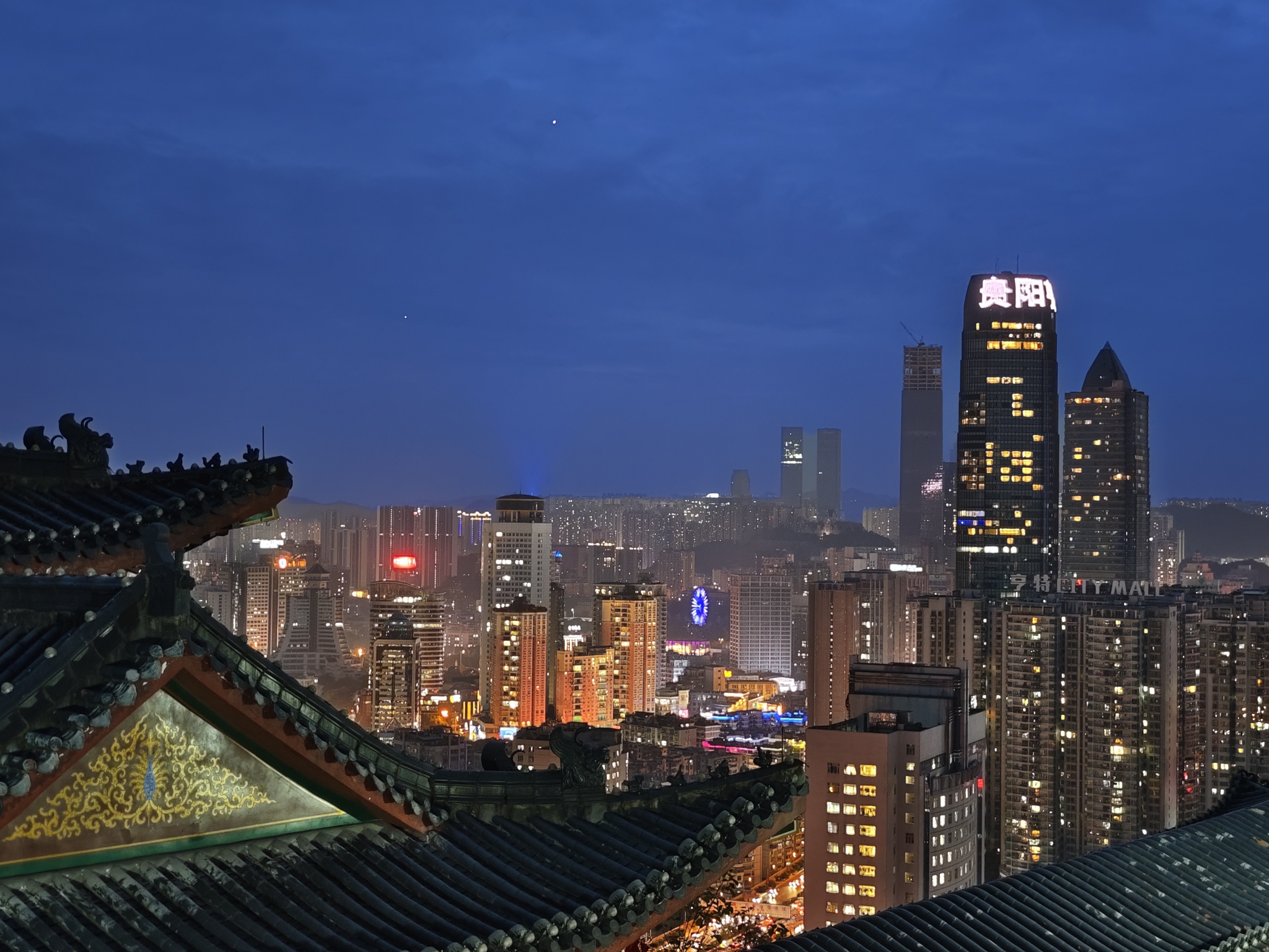 在贵阳东山寺站在历史的遗址俯瞰现代的风景当然还有不可错过的贵阳