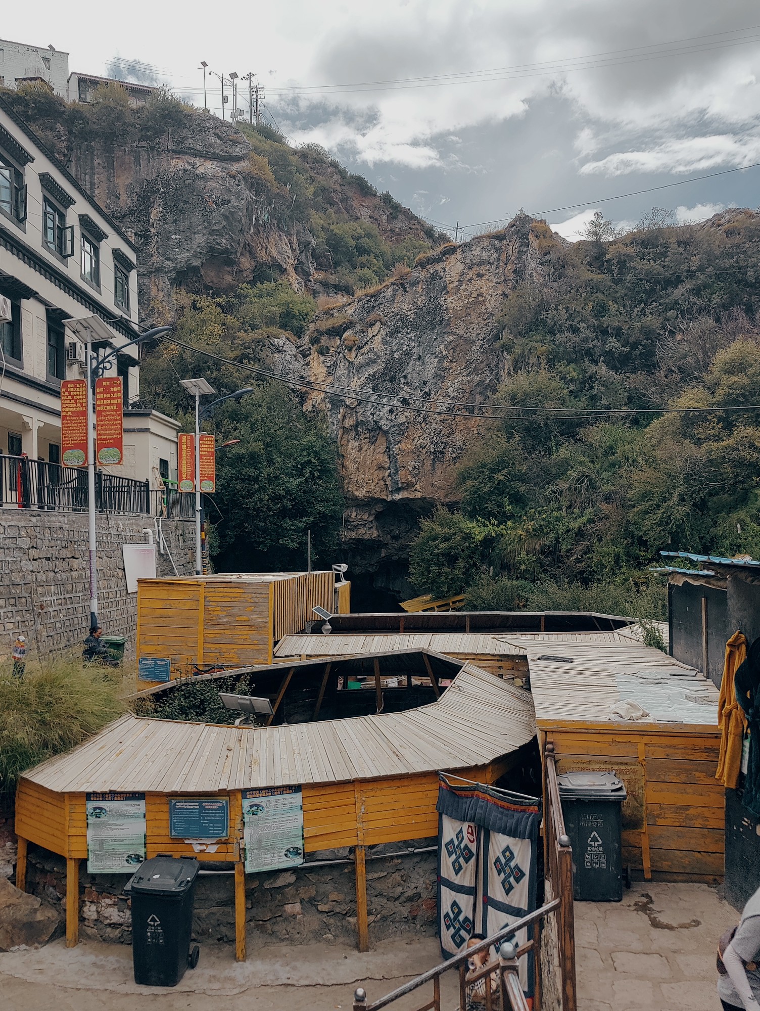 阿邦寻八廓拉萨德仲温泉