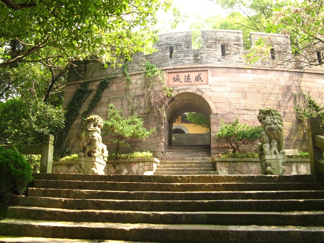 英國造前膛炮. 招寶山景區大門. 山頂鰲柱塔.