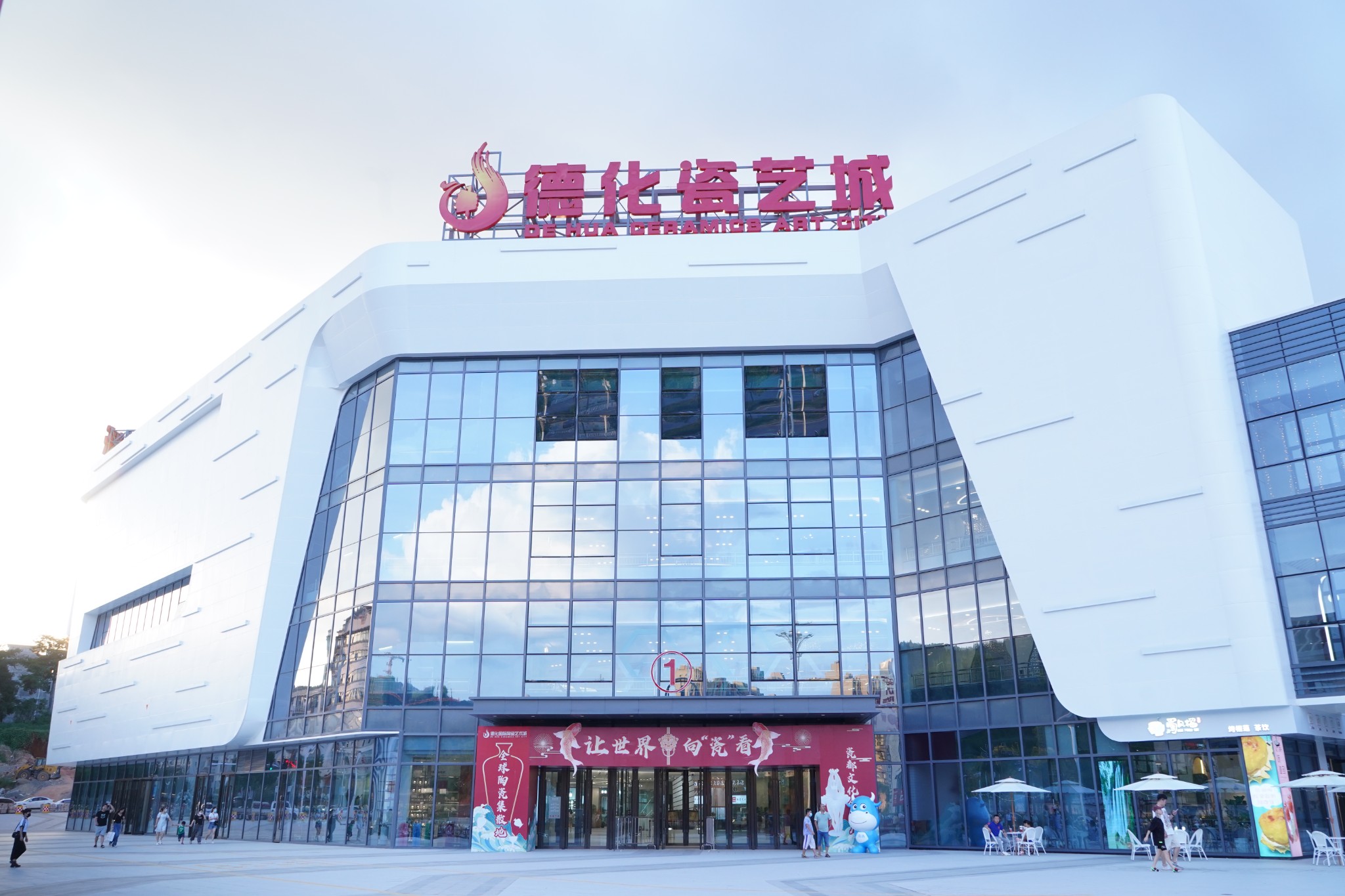 羽绒服定制：冬日里的艺术创造与温度调控