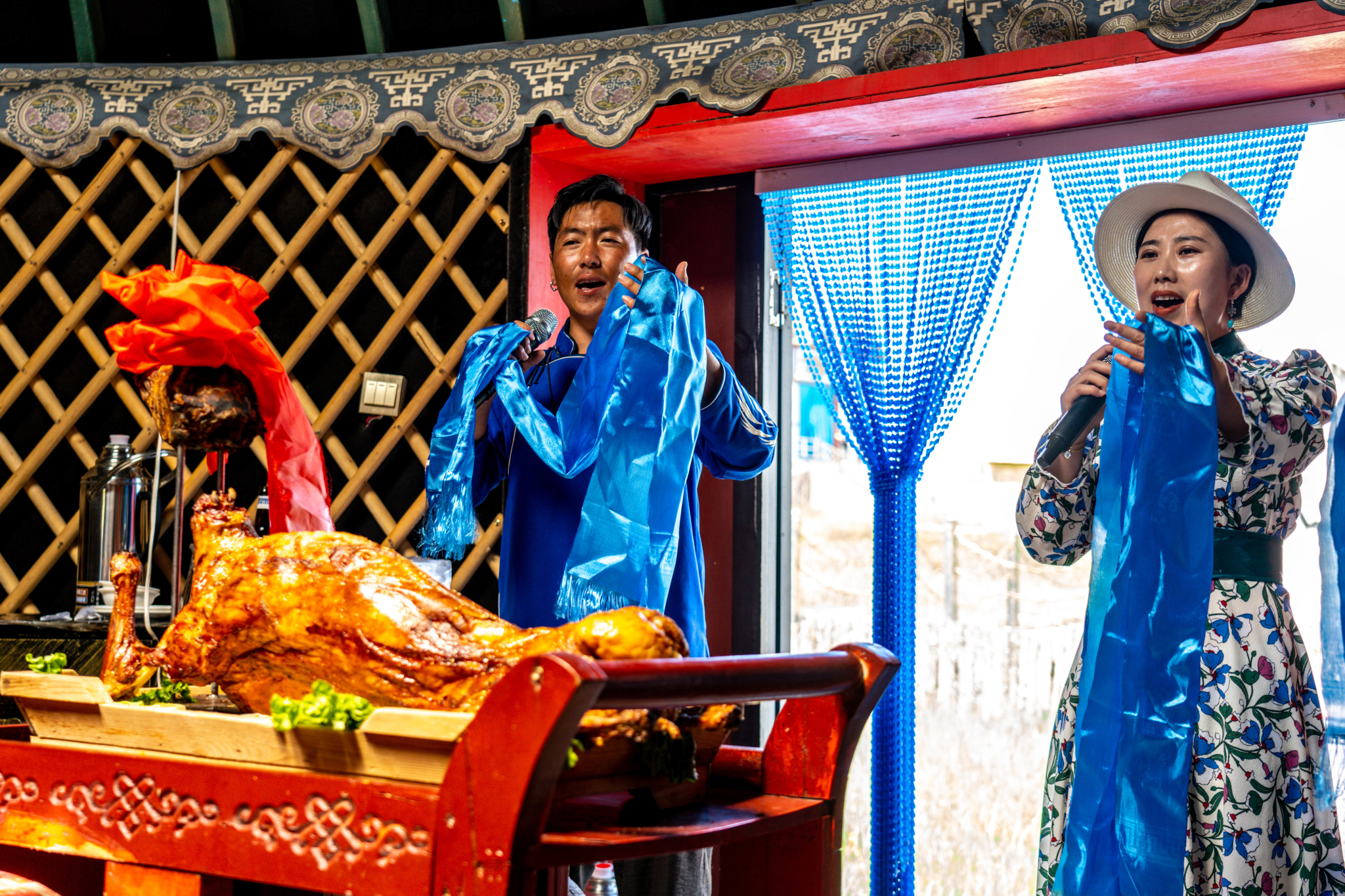 "开羊仪式"的内容包括几个主持人上来为大家演唱传统的内蒙歌曲,然后