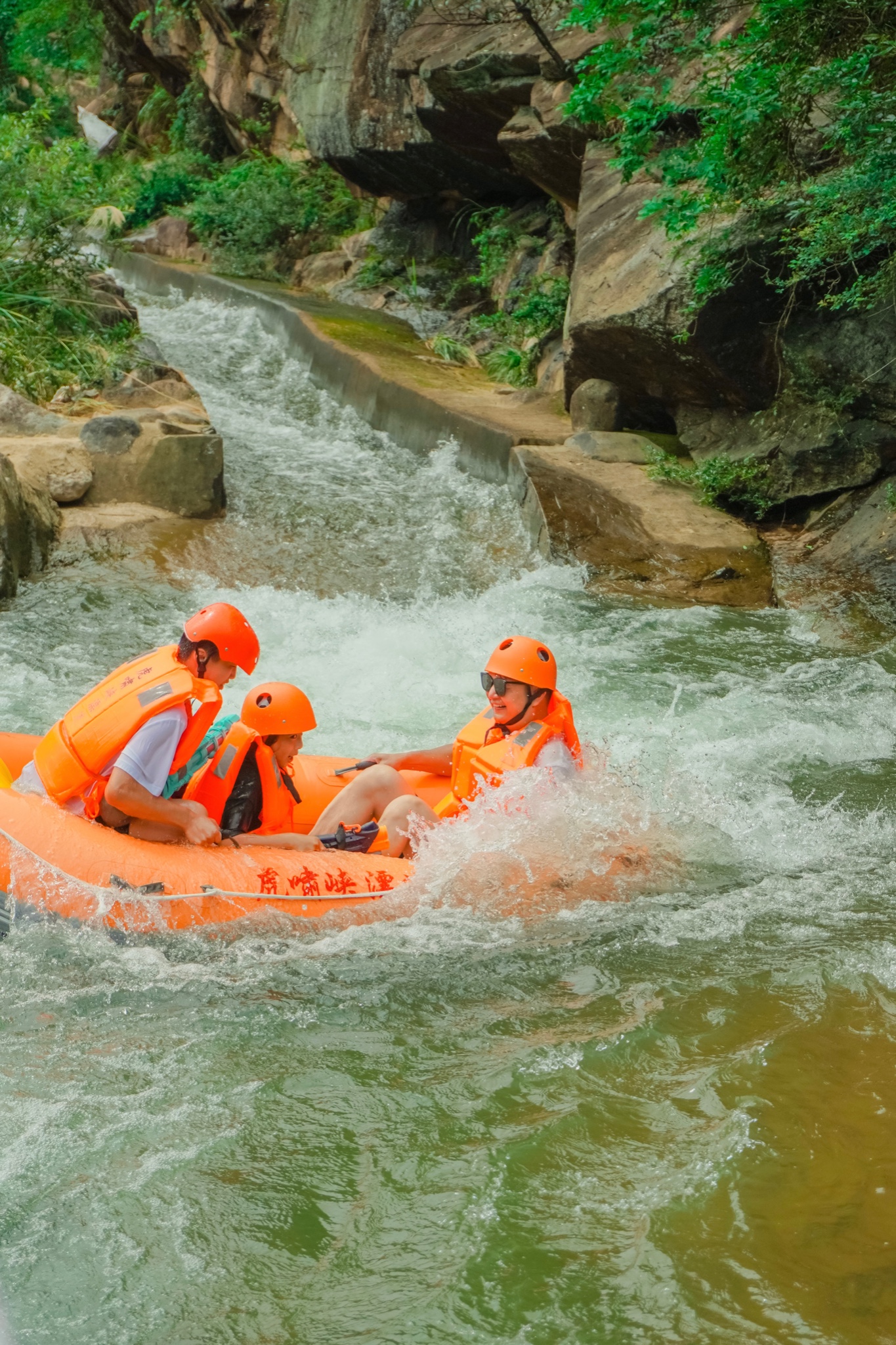 夏日江浙沪周末游好去处,杭州桐庐虎啸峡漂流!_桐庐游记_途牛