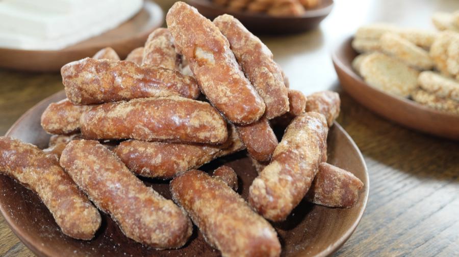 面食点心,形状和小枣相似,色泽金黄,内有蜂窝孔,无渣,且味甜,故称金枣