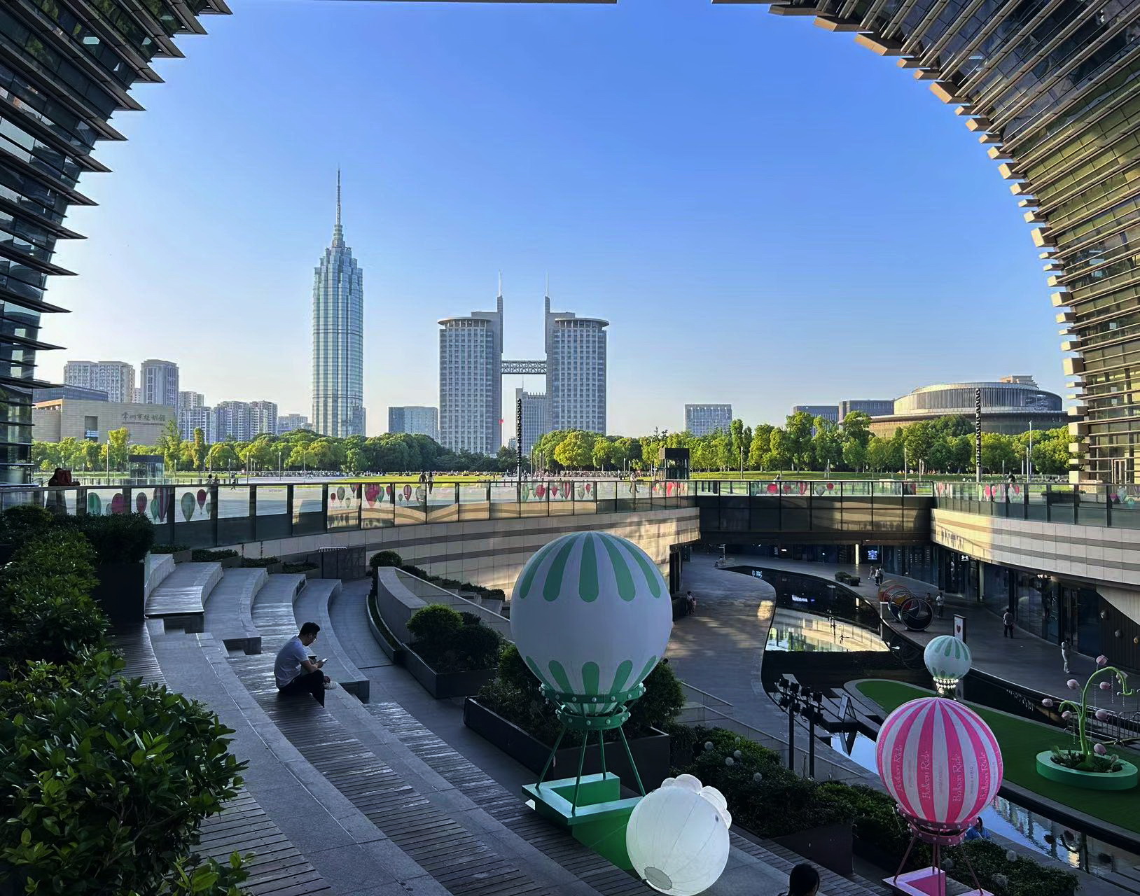 这是一组清冷极简的建筑群,集常州市图书馆,美术馆,酒店,商业区,各色